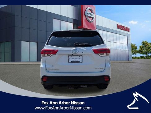 Used 2019 Toyota Highlander XLE AWD/4WD image 4