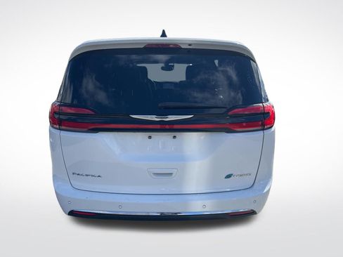 Used 2024 Chrysler Pacifica Select image 4