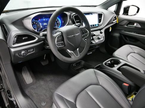 New 2026 Chrysler Pacifica Select image 2