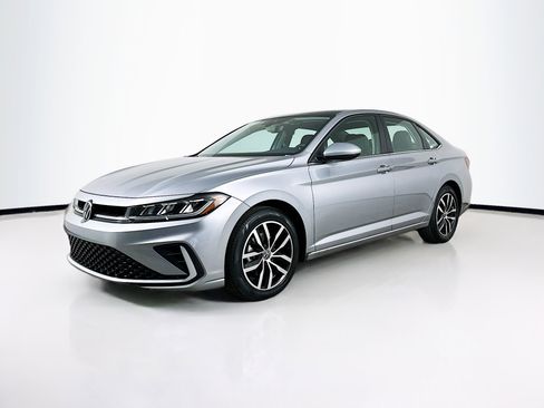 Used 2025 Volkswagen Jetta SE image 3