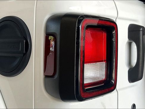 Used 2020 Jeep Wrangler Unlimited Sahara AWD/4WD image 17