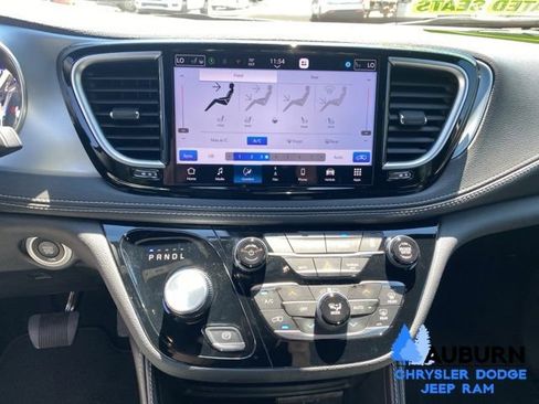 Used 2026 Chrysler Pacifica Limited FWD image 38