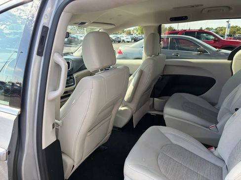 Used 2018 Chrysler Pacifica Touring Plus FWD image 25