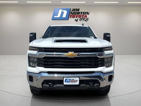 Used 2024 Chevrolet Silverado 2500 LT AWD/4WD image 2