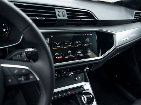 New 2025 Audi Q3 2.0T Premium image 11