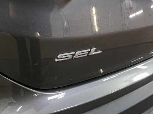 Used 2023 Ford Edge SEL w/ Convenience Package image 9