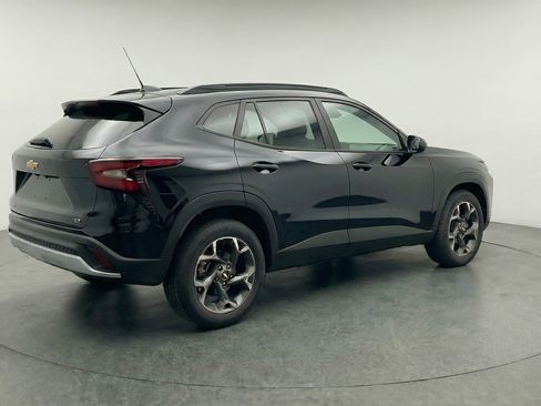 Used 2025 Chevrolet Trax LT w/ LT Convenience Package FWD image 9