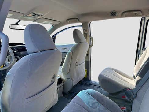Used 2013 Toyota Sienna LE image 6