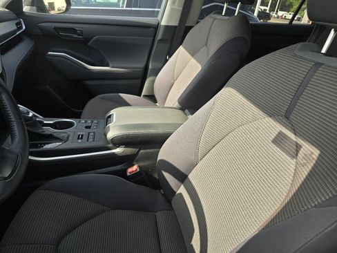 Used 2023 Toyota Highlander LE AWD/4WD image 21