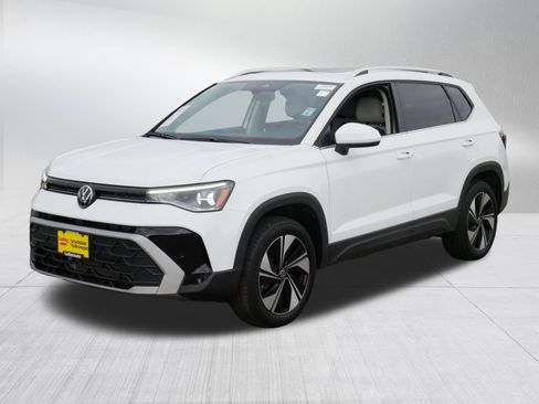 Used 2025 Volkswagen Taos SE w/ Panoramic Sunroof Package AWD/4WD image 3