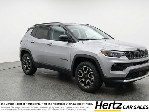 Used 2025 Jeep Compass Trailhawk AWD/4WD image 1