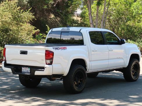 Used 2018 Toyota Tacoma TRD Sport w/ Technology Package image 5