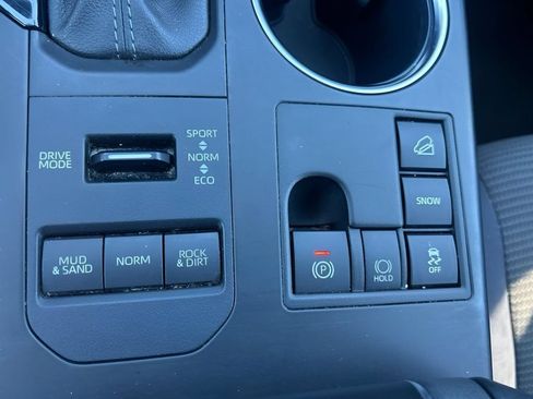 Used 2024 Toyota Highlander LE AWD/4WD image 28