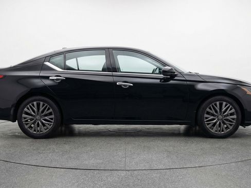 Used 2025 Nissan Altima 2.5 SV image 11