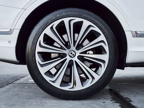 Used 2022 Bentley Bentayga image 18