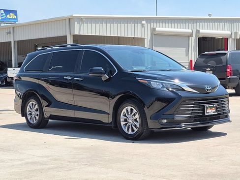 Certified 2026 Toyota Sienna XLE FWD image 8