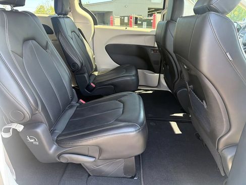 Used 2024 Chrysler Pacifica Touring-L FWD image 24