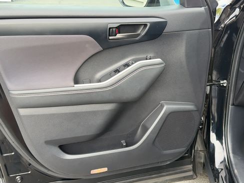 Used 2025 Toyota Highlander LE FWD image 23