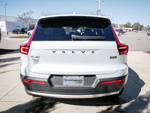 Used 2025 Volvo XC40 B5 Core image 9