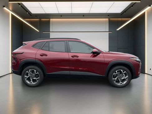 Certified 2024 Chevrolet Trax LT w/ Driver Confidence Package FWD image 8