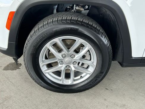 Used 2025 Jeep Grand Cherokee L Laredo image 28