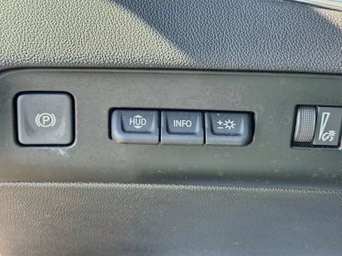 Used 2022 Buick Enclave Avenir w/ Avenir Technology Package FWD image 10