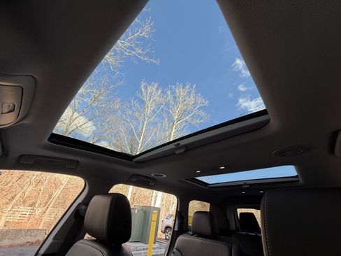 Used 2023 GMC Acadia SLT w/ Elevation Edition image 6