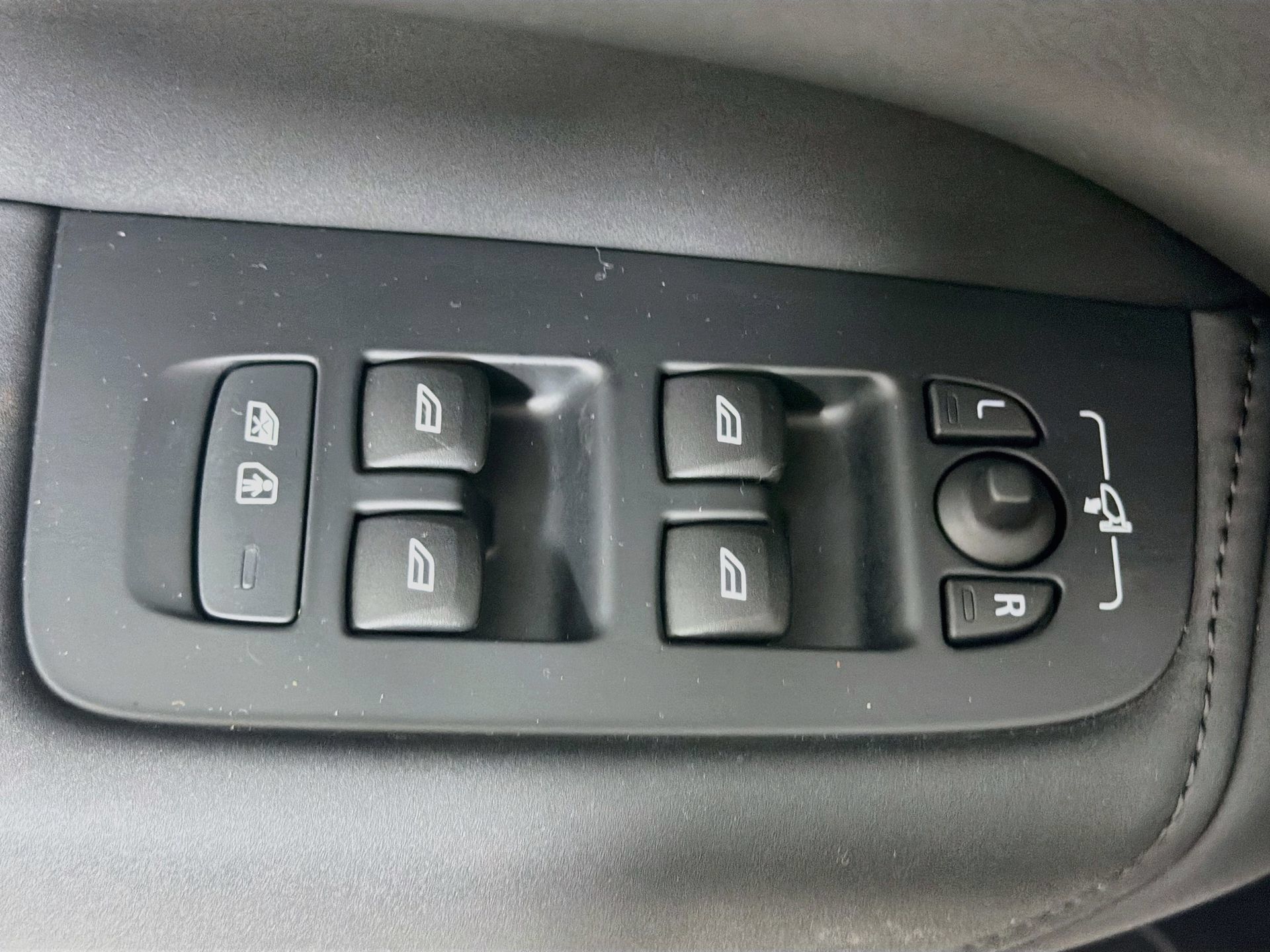 Used 2026 Volvo XC60 B5 Plus AWD/4WD image 18