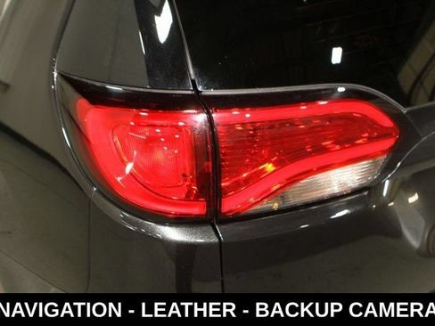 Used 2020 Chrysler Pacifica Touring-L Plus w/ Tire & Wheel Group FWD image 29