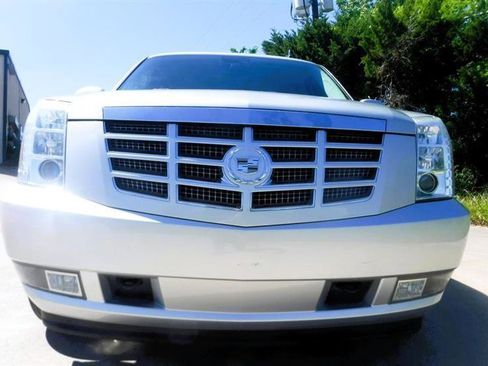 Used 2011 Cadillac Escalade Luxury image 15
