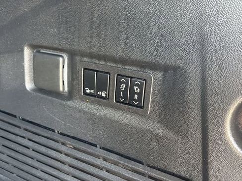 Used 2023 Chevrolet Tahoe Z71 w/ Luxury Package image 39