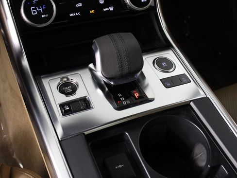 Used 2023 Jaguar XF SE RWD image 10