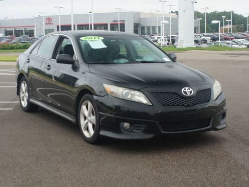 Used 2011 Toyota Camry SE w/ SE Extra-Value Pkg #1 FWD image 2