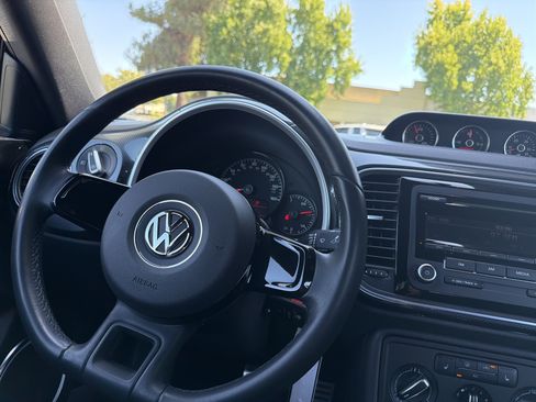 Used 2012 Volkswagen Beetle Turbo FWD image 23