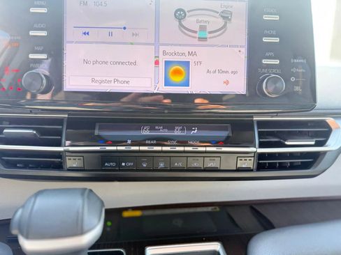 Used 2021 Toyota Sienna XLE w/ XLE Plus Package image 23