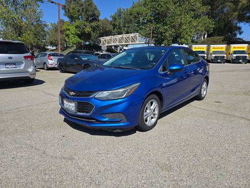 Used 2017 Chevrolet Cruze LT w/ Convenience Package image 2