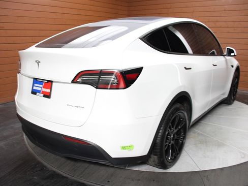 Used 2022 Tesla Model Y Long Range image 15