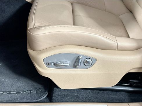 Certified 2024 Porsche Macan AWD/4WD image 34