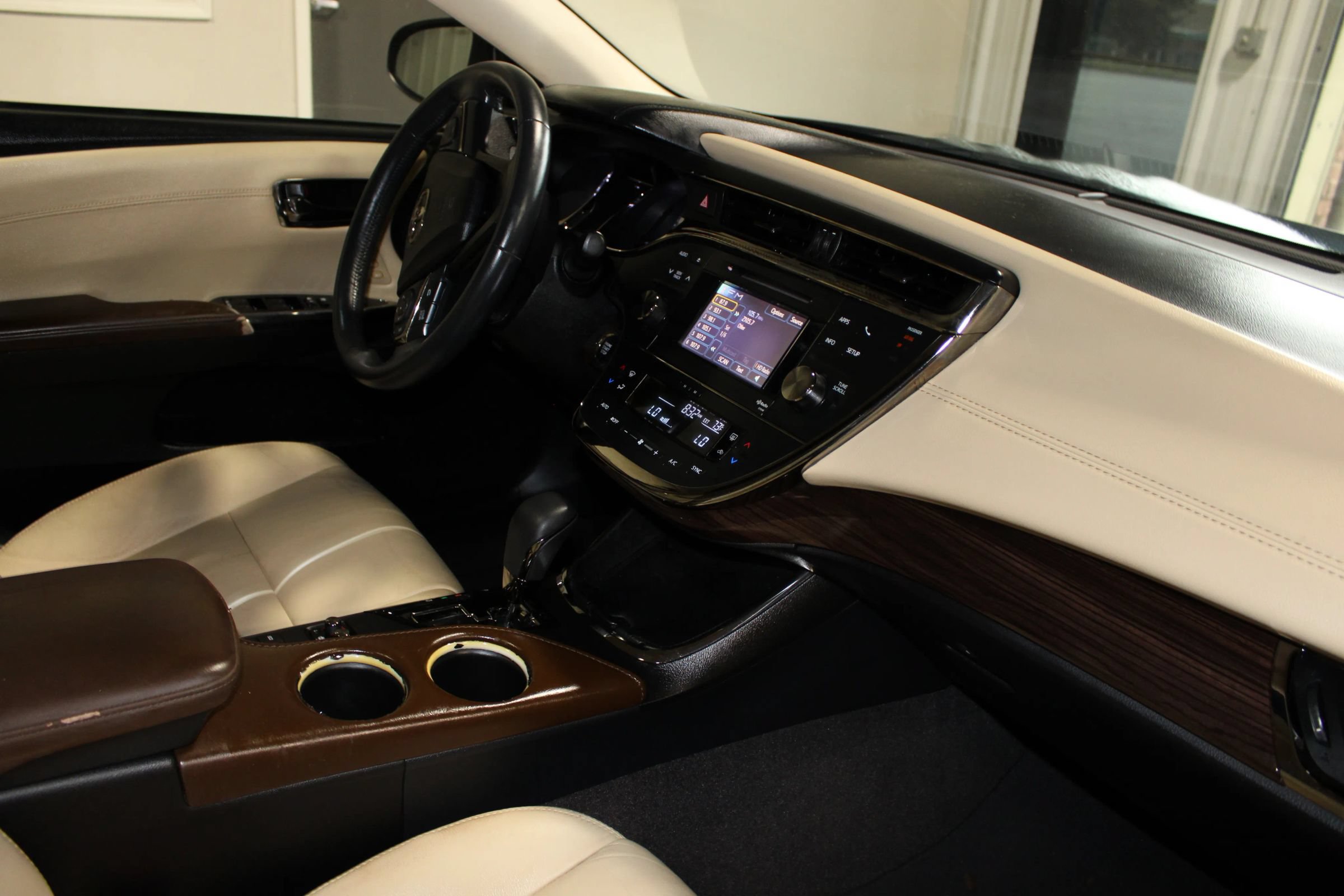 Used 2014 Toyota Avalon XLE Touring FWD image 31