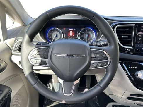 Used 2023 Chrysler Pacifica Touring-L FWD image 10