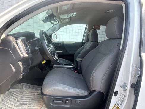 Used 2022 Toyota Tacoma SR5 w/ Technology Package RWD image 3