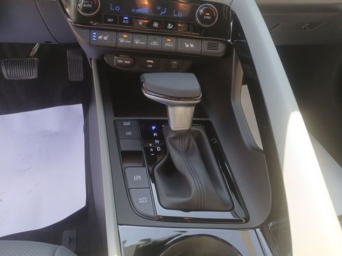 New 2025 Hyundai Elantra Limited image 23