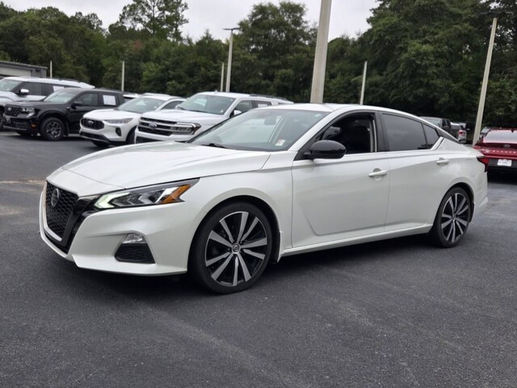 Used 2021 Nissan Altima 2.5 SR w/ SR Premium Package FWD image 3