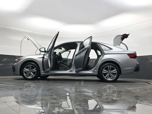 Used 2024 Volkswagen Jetta SE FWD image 46