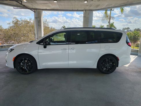 New 2026 Chrysler Pacifica Limited image 8