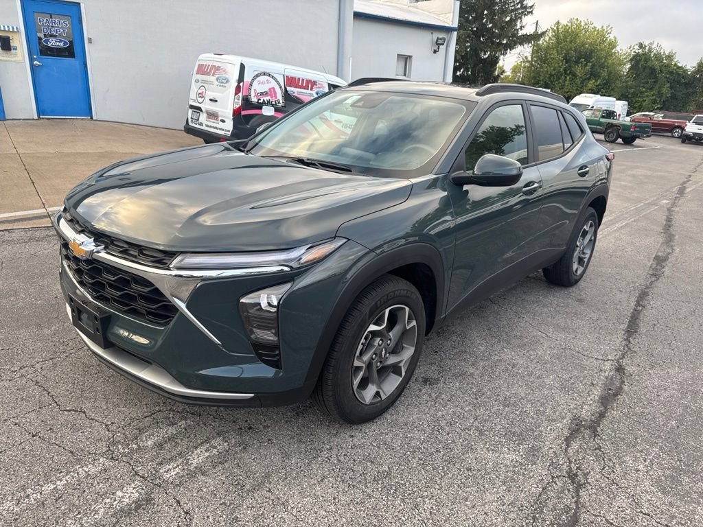 Used 2025 Chevrolet Trax LT FWD image 8