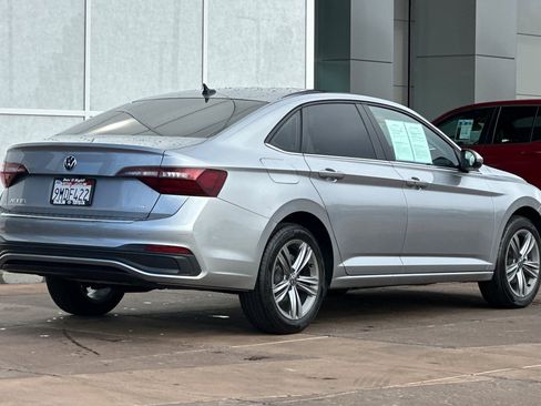 Used 2024 Volkswagen Jetta SE image 4