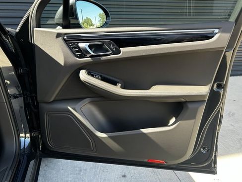 Certified 2025 Porsche Macan image 27