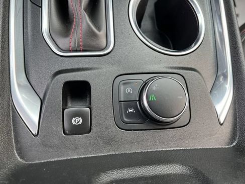 Used 2023 Chevrolet Traverse RS FWD image 19
