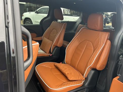 New 2026 Chrysler Pacifica Pinnacle image 14